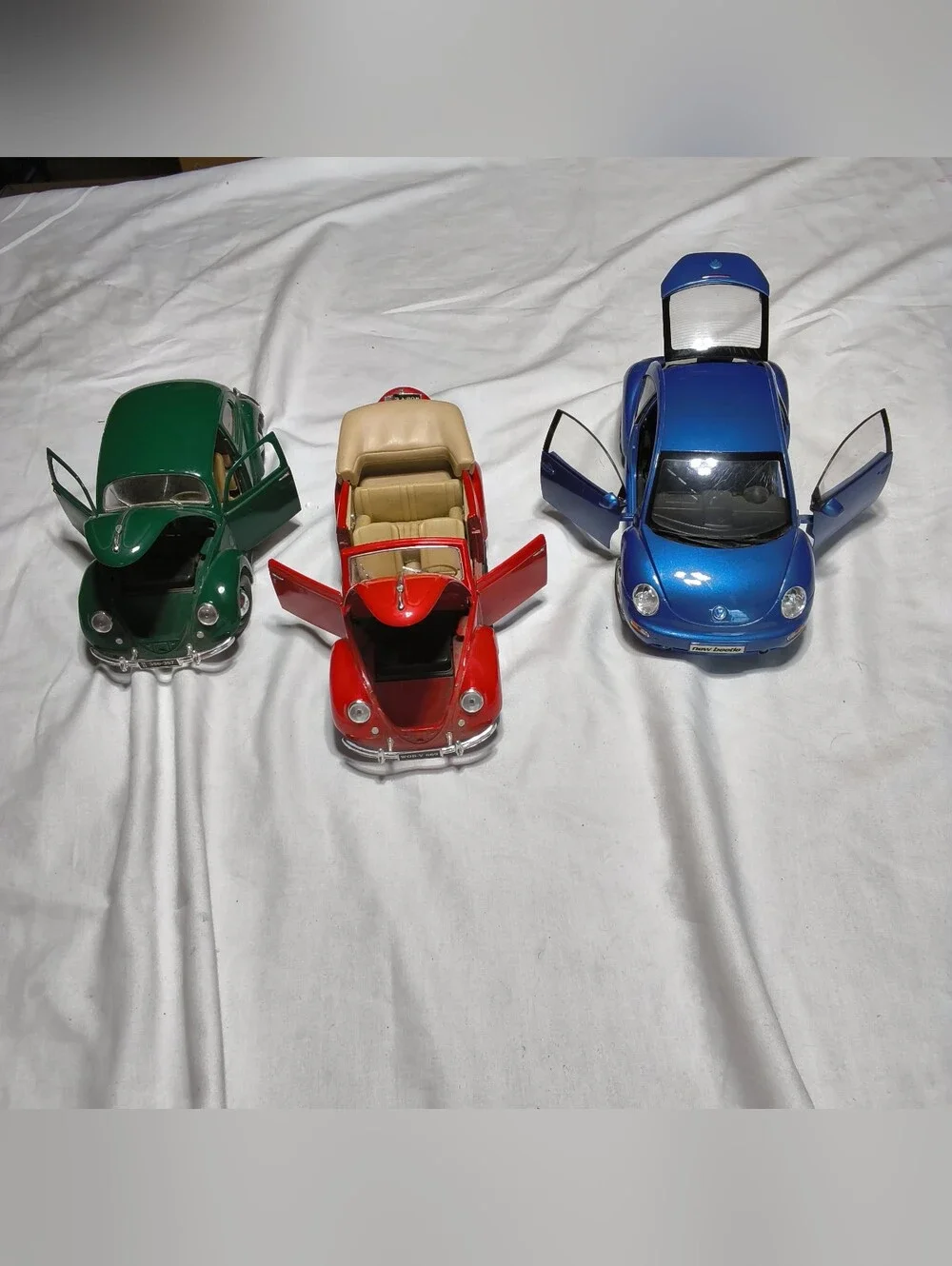 Lot of 3 Maisto 1:18 Volkswagen Beetle Models - Classic, Convertible, New Beetle